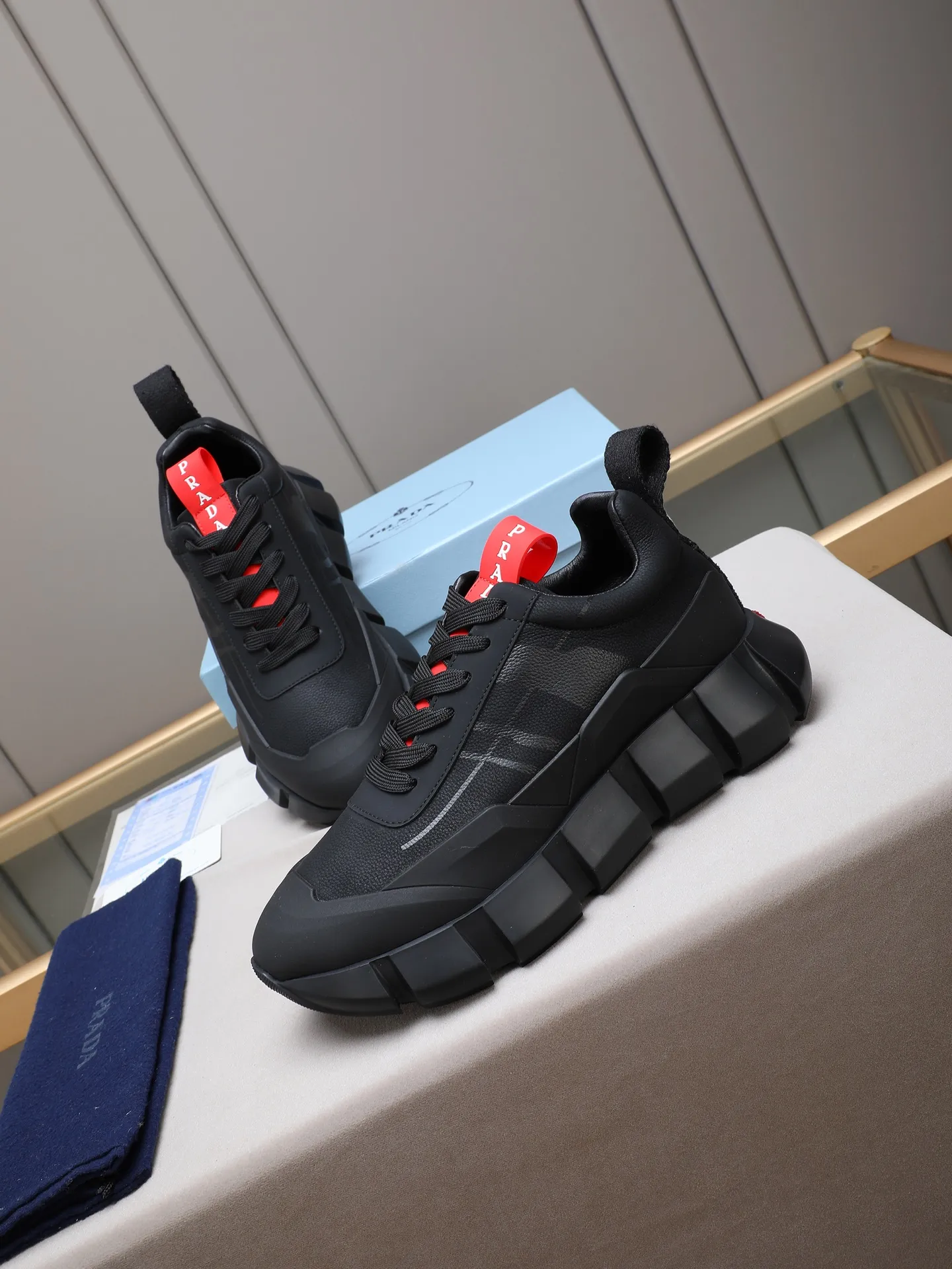 Men's shoes 💰500 PRADA/Prada men's lace-up casual sports shoes, the upper is made of imported first-layer calfskin, soft, comfortable and breathable ➕ washed sheepskin! The tongue is decorated with the PRADA brand letter logo. The rubber thick sole echoes the red label tongue. The style is fashionable and elegant. The details are carefully crafted. A casual sports shoe with a super western style and excellent breathability!  Size: 38-44 (45 46 customized)